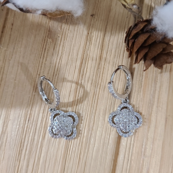 🍀🍀NEW🍀🍀 EXQUISITE!! CZ Clover Dangle Earrings in SILVER Plating - Picture 12 of 15